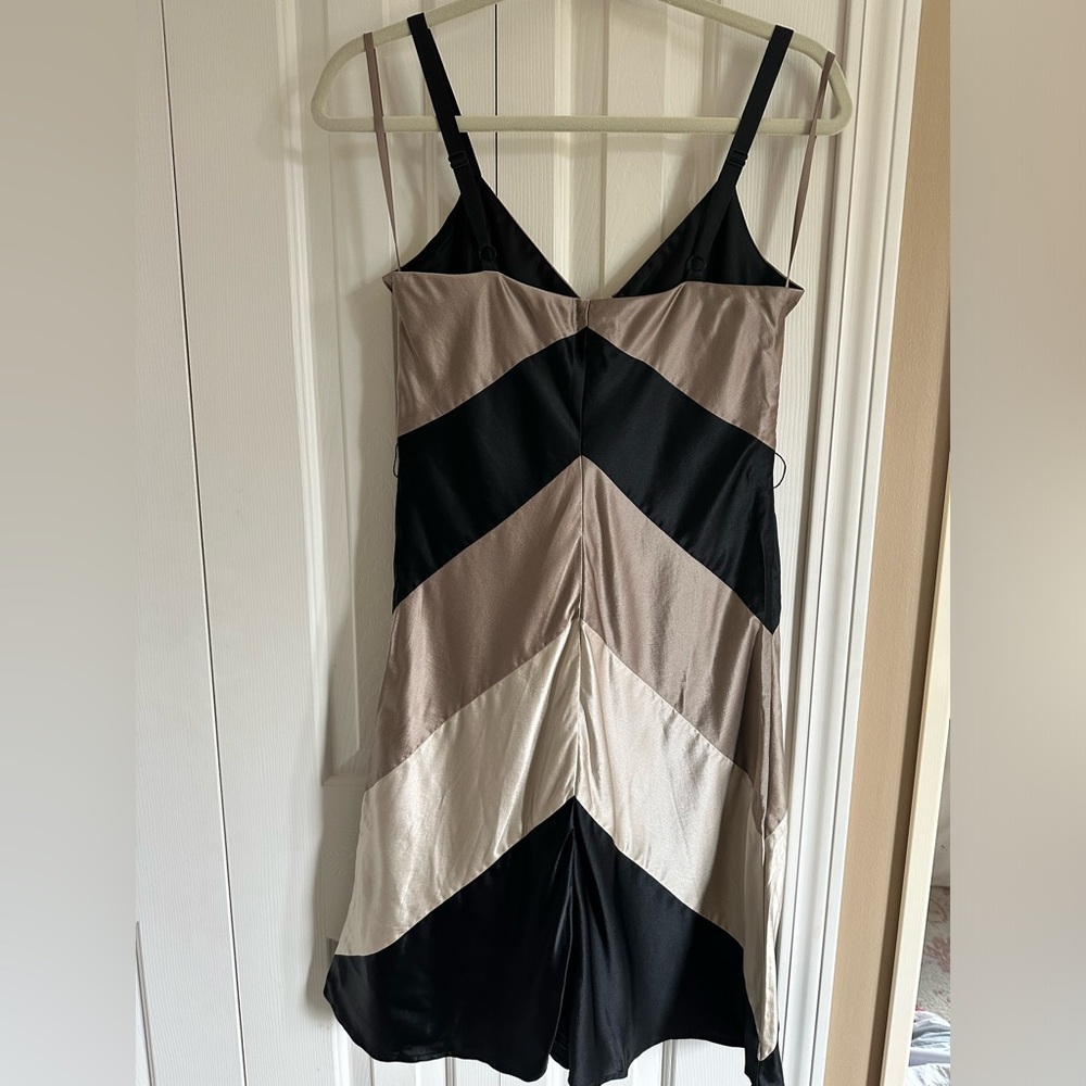 ASO THE O.C. Summer Roberts (Rachel Bilson) silk chevron dress alt gray - Picture 3 of 12